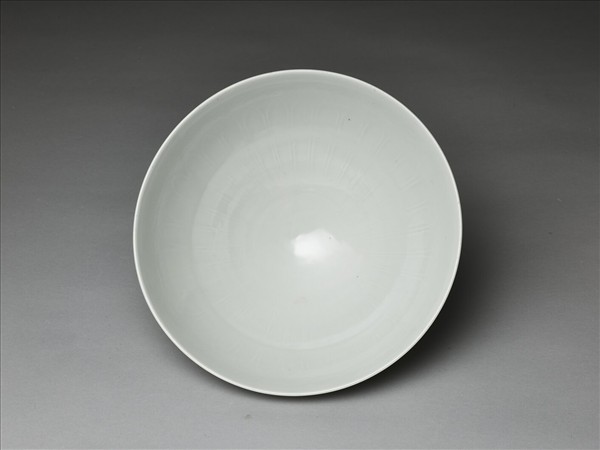 白瓷劃花蓮瓣花卉紋蓮子碗