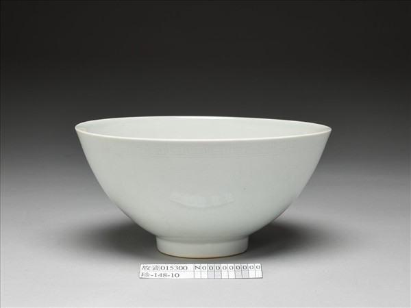 白瓷劃花蓮瓣花卉紋蓮子碗