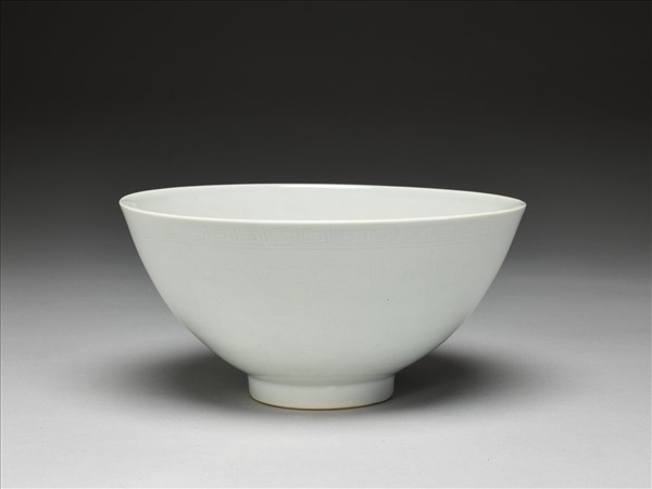 白瓷劃花蓮瓣花卉紋蓮子碗