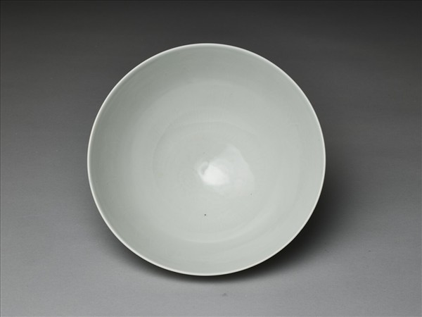 白瓷劃花蓮瓣花卉紋蓮子碗