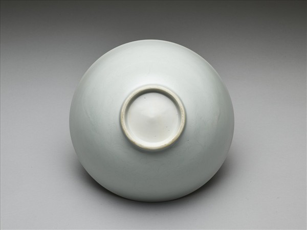 白瓷劃花蓮瓣花卉紋蓮子碗