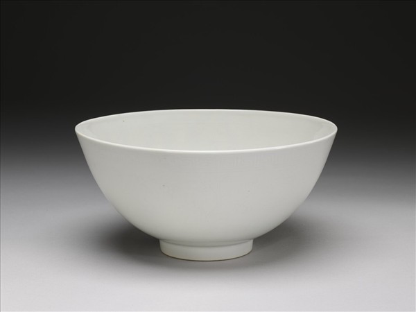 白瓷劃花蓮瓣花卉紋蓮子碗