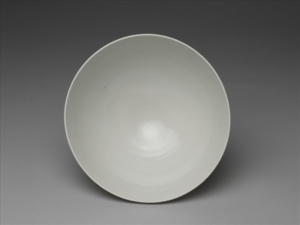 白瓷劃花蓮瓣花卉紋蓮子碗