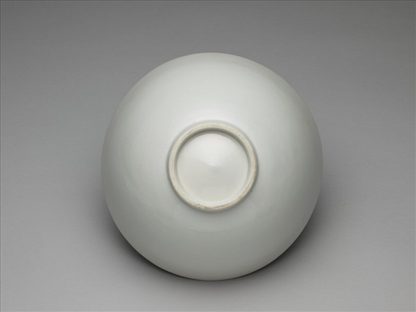 白瓷劃花蓮瓣花卉紋蓮子碗