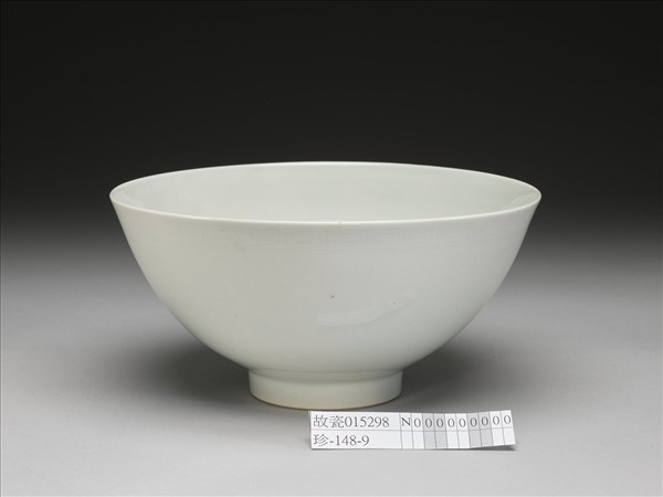 白瓷劃花蓮瓣花卉紋蓮子碗