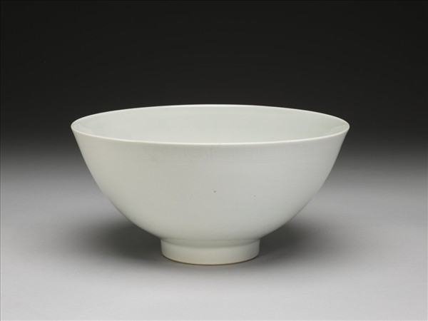 白瓷劃花蓮瓣花卉紋蓮子碗