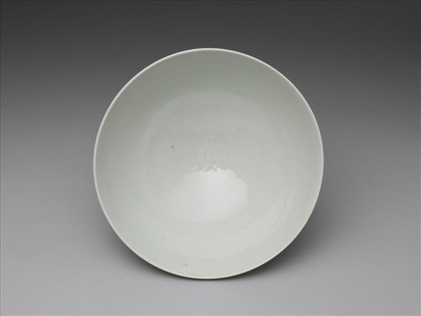 白瓷劃花蓮瓣花卉紋蓮子碗