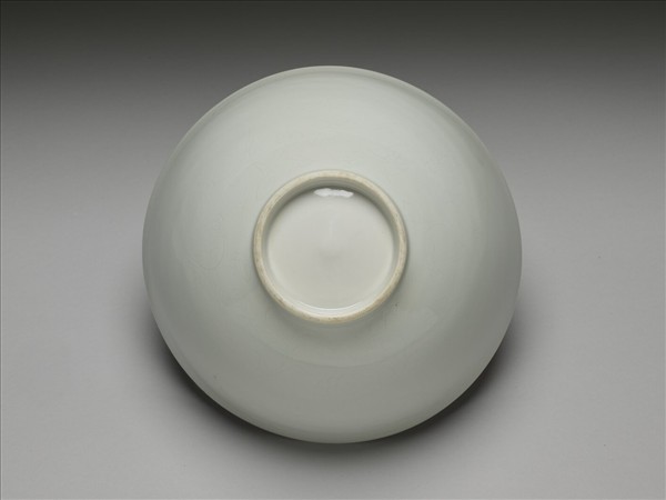 白瓷劃花蓮瓣花卉紋蓮子碗