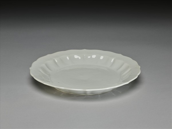 白瓷劃花花卉紋葵瓣口盤