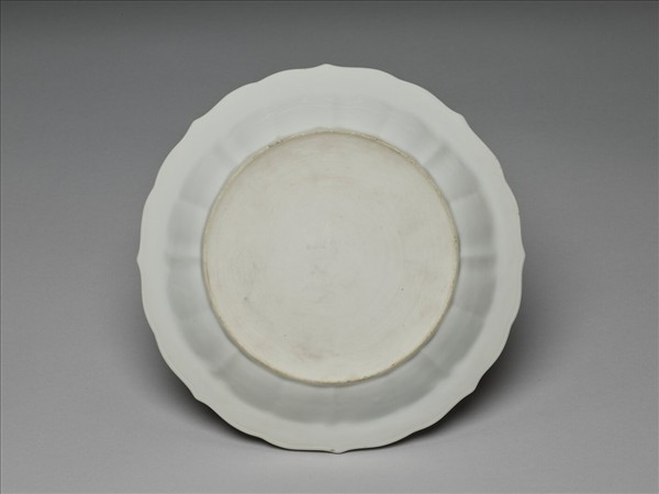 白瓷劃花花卉紋葵瓣口盤