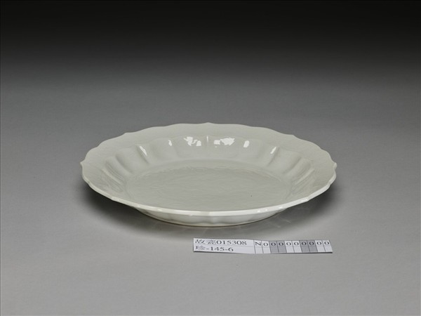 白瓷劃花花卉紋葵瓣口盤