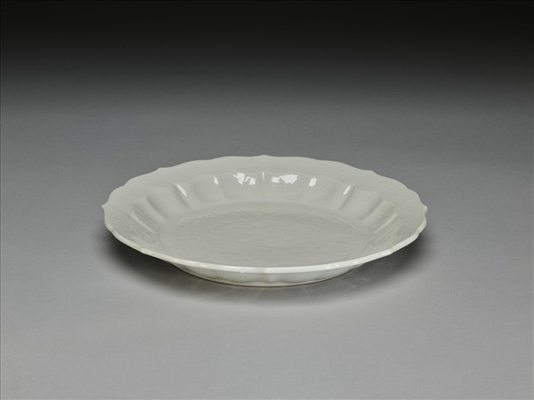 白瓷劃花花卉紋葵瓣口盤