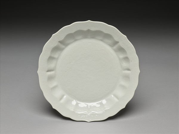 白瓷劃花花卉紋葵瓣口盤