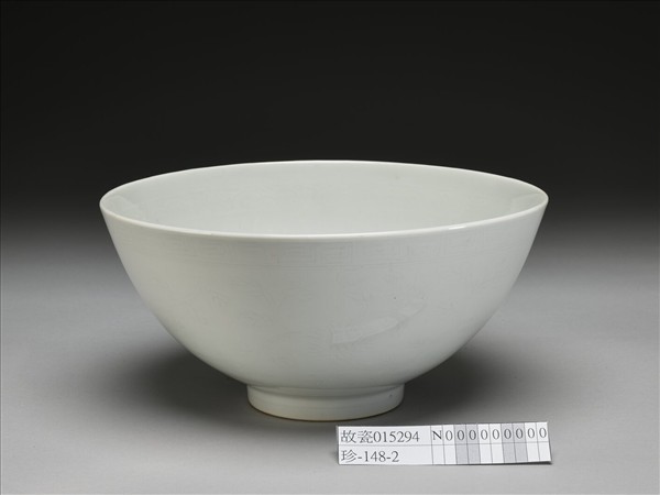 白瓷劃花蓮瓣花卉紋蓮子碗