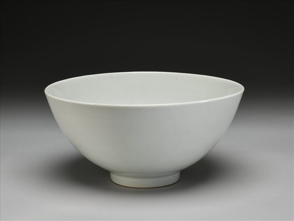 白瓷劃花蓮瓣花卉紋蓮子碗