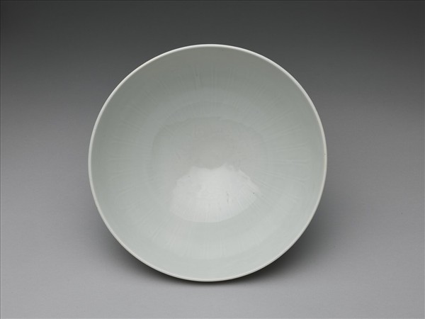 白瓷劃花蓮瓣花卉紋蓮子碗