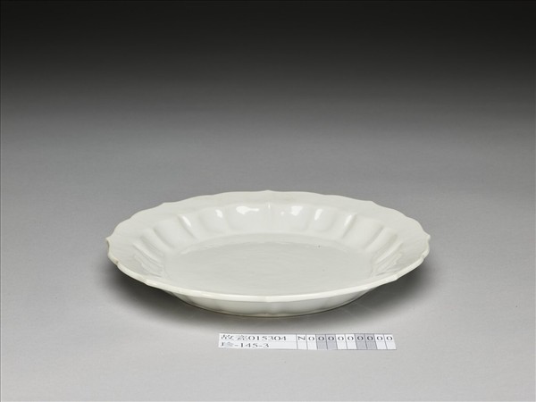 白瓷劃花花卉紋葵瓣口盤