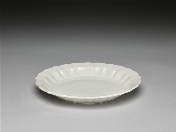 白瓷劃花花卉紋葵瓣口盤