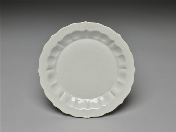 白瓷劃花花卉紋葵瓣口盤