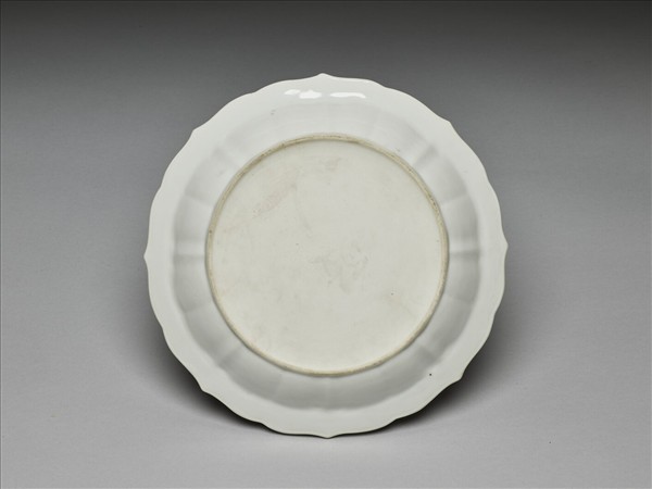 白瓷劃花花卉紋葵瓣口盤