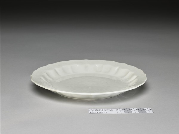 白瓷劃花花卉紋葵瓣口盤