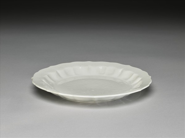 白瓷劃花花卉紋葵瓣口盤