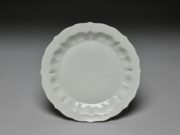 白瓷劃花花卉紋葵瓣口盤