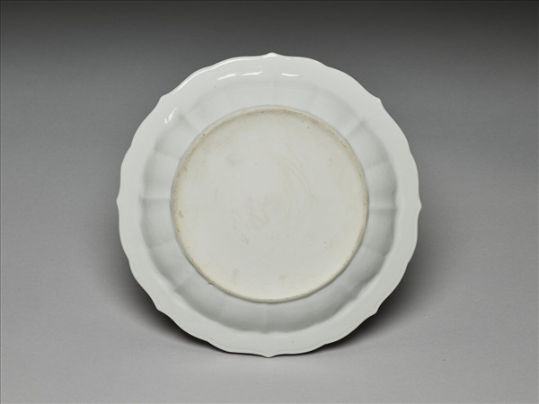 白瓷劃花花卉紋葵瓣口盤