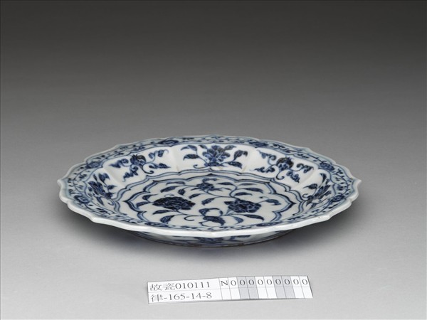 青花花果紋菱花式盤