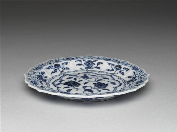 青花花果紋菱花式盤