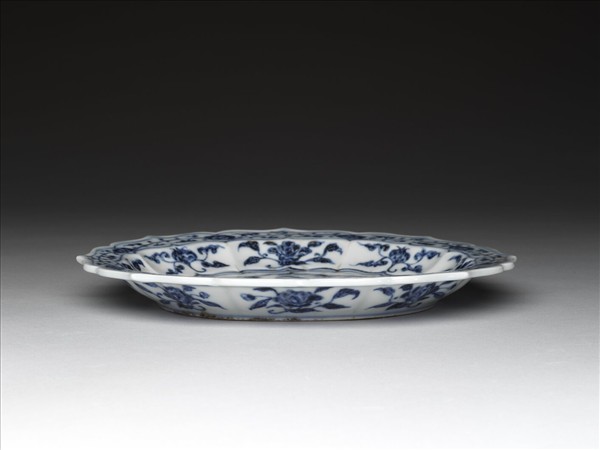 青花花果紋菱花式盤