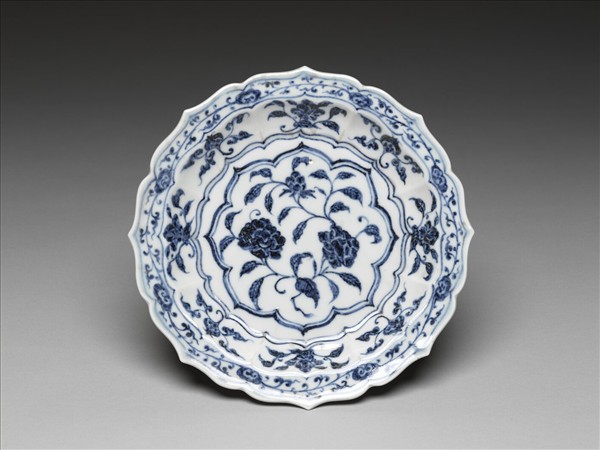 青花花果紋菱花式盤