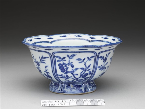 青花花卉紋花式碗