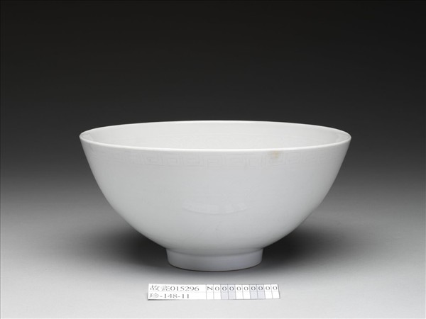 白瓷劃花蓮瓣花卉紋蓮子碗