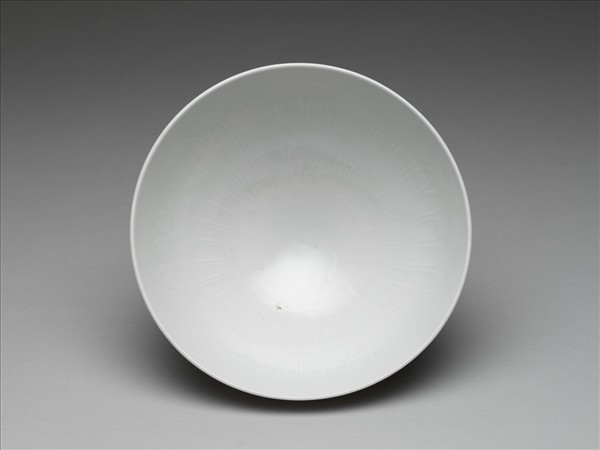 白瓷劃花蓮瓣花卉紋蓮子碗