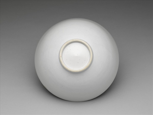 白瓷劃花蓮瓣花卉紋蓮子碗