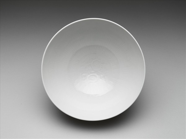 白瓷劃花蓮瓣花卉紋蓮子碗