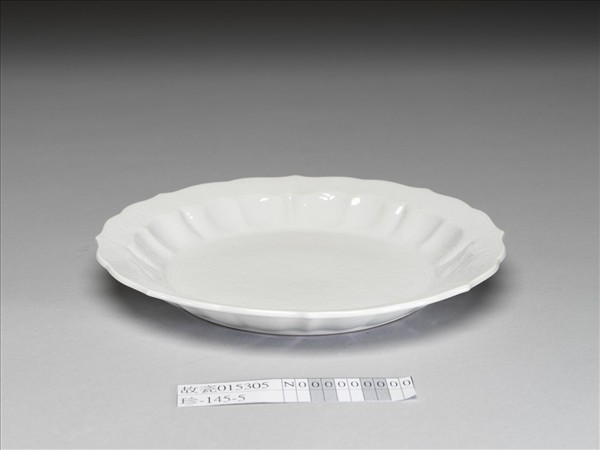 白瓷劃花花卉紋葵瓣口盤