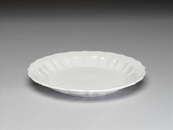 白瓷劃花花卉紋葵瓣口盤