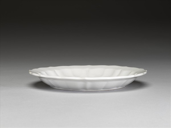 白瓷劃花花卉紋葵瓣口盤