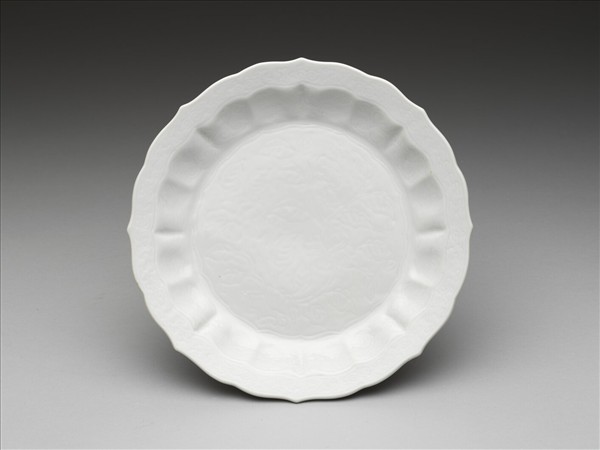 白瓷劃花花卉紋葵瓣口盤