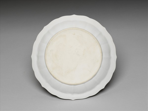 白瓷劃花花卉紋葵瓣口盤