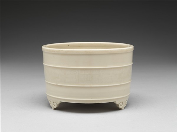 德化窯 白瓷夔龍紋三足爐