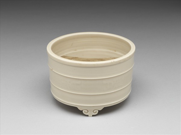 德化窯 白瓷夔龍紋三足爐