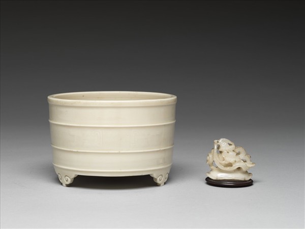 德化窯 白瓷夔龍紋三足爐