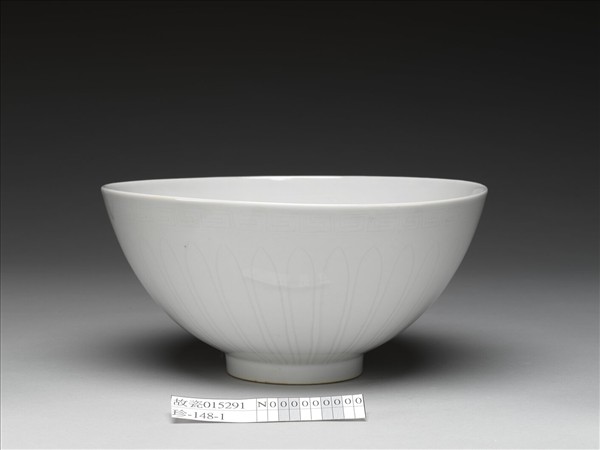 白瓷劃花蓮瓣花卉紋蓮子碗