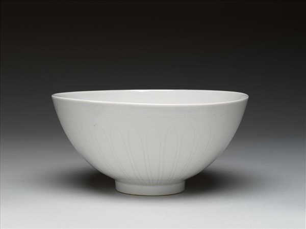 白瓷劃花蓮瓣花卉紋蓮子碗