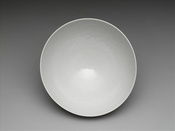 白瓷劃花蓮瓣花卉紋蓮子碗