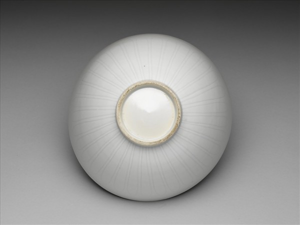 白瓷劃花蓮瓣花卉紋蓮子碗