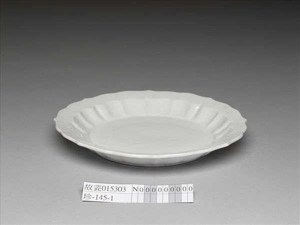 白瓷劃花花卉紋葵瓣口盤